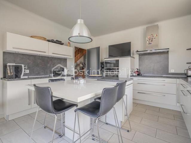 Villa 6 pièces 180 m2 T2 indépendant 50 m2 Espace piscine Garage & cave