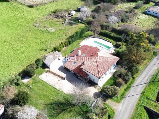 Villa 6 Pieces 288 M2 Rénovée Avec Piscine, Jardin, Garage E. 288m² Le burgaud
