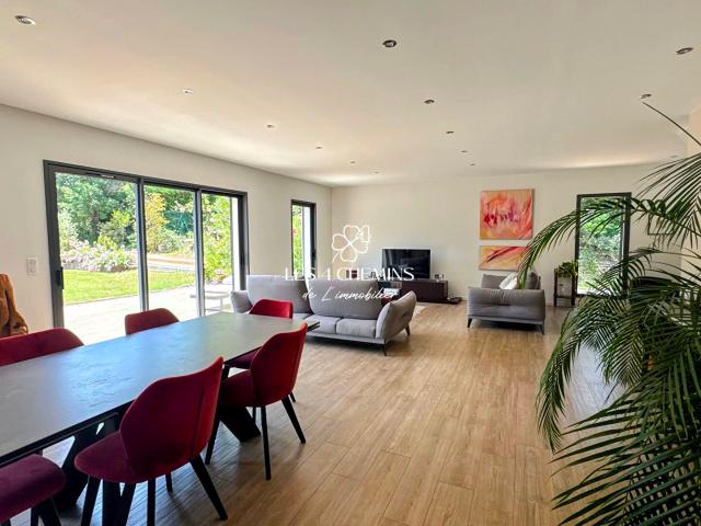 Villa 6 pièces d'environ 231 m2 sur 4000 m2 avec piscine au calme