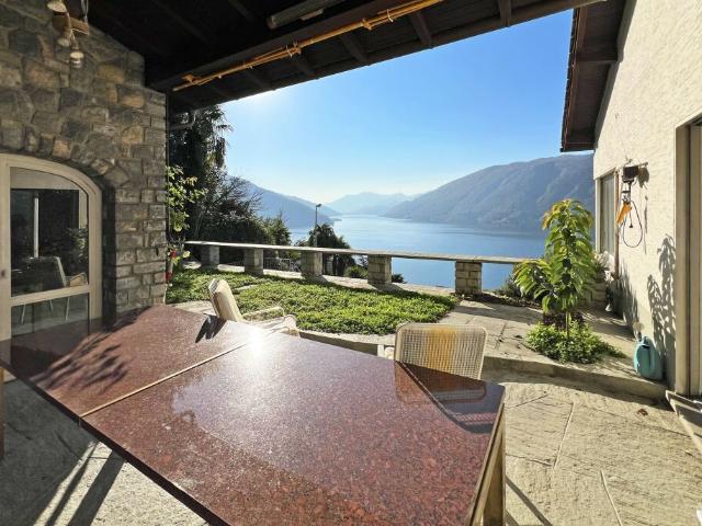 VILLA 6.5 LOCALI CON STUPENDA VISTA LAGO E PISCINA A BISSONE
