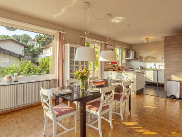 VILLA 6.5 LOCALI DA RINNOVARE VISTA LAGO MOZZAFIATO AD AGNO