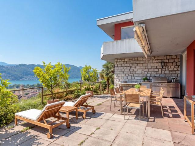 VILLA 6.5 LOCALI DA RINNOVARE VISTA LAGO MOZZAFIATO AD AGNO