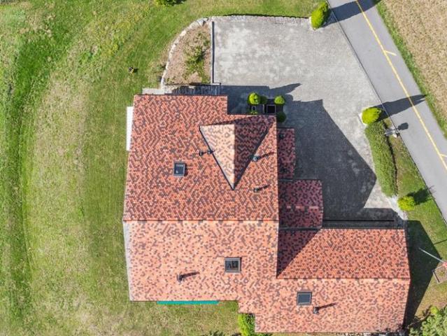 Ein außergewöhnliches Chalet mit atemberaubender Aussicht auf See und Wald, Garten, überdachten Parkplätzen und Doppelgarage