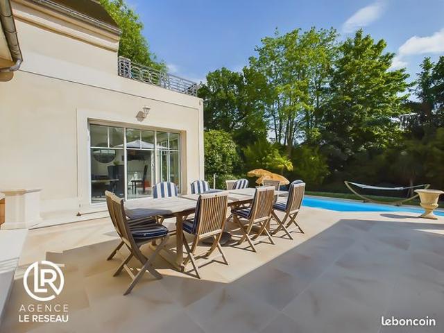 Villa 7 pièces 230 m²