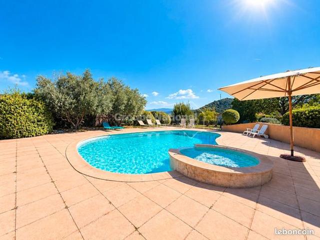 Villa 7 pièces 240 m²