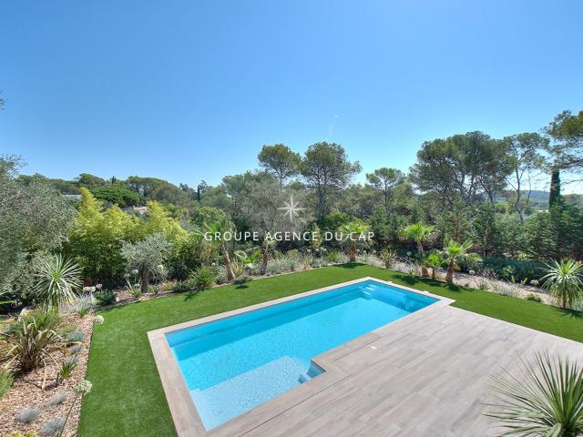 Villa 7 Pieces De 190M² Avec Piscine Au Calme Proche Golfs E. 190m² Saint Raphaël