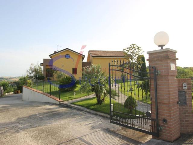 Villa 7 vani 220mq