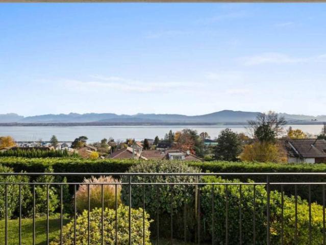 Freistehende Villa mit Panoramablick auf den See und die Alpen