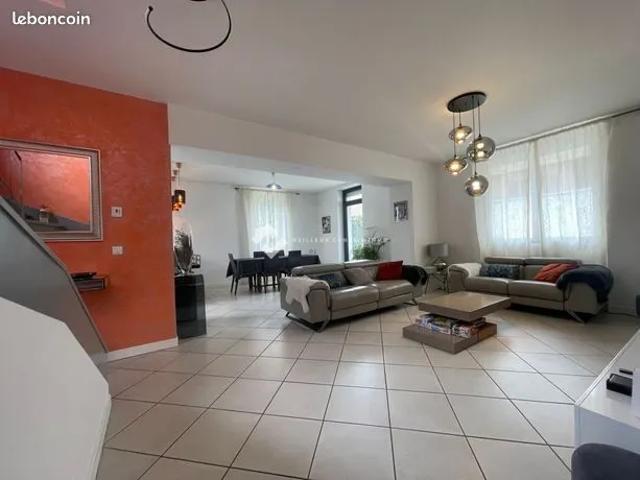 Villa 8 pièces 238 m²