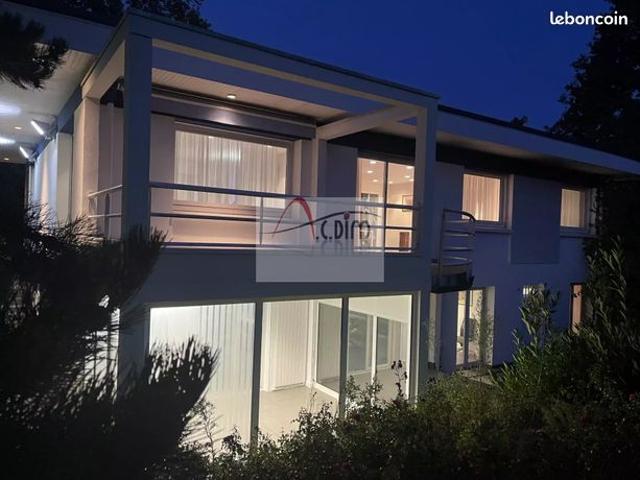 Villa 8 pièces 259 m²