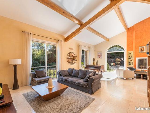 Villa 8 pièces 300 m²