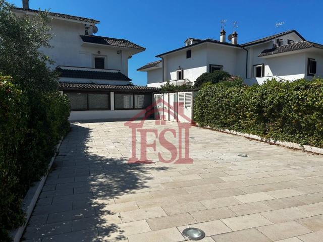 Villa 8 vani 210mq