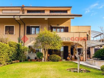 Villa 9 vani 300mq