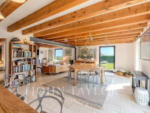 Freistehende Villa mit Panoramablick auf den Genfersee