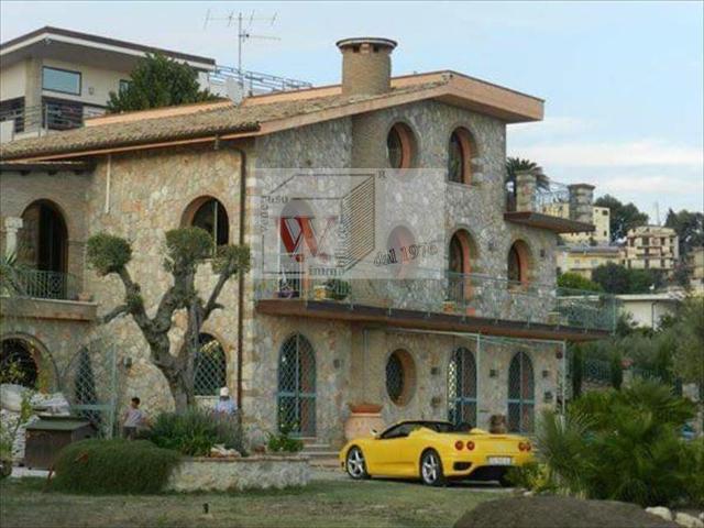 Villa 10 vani 350mq