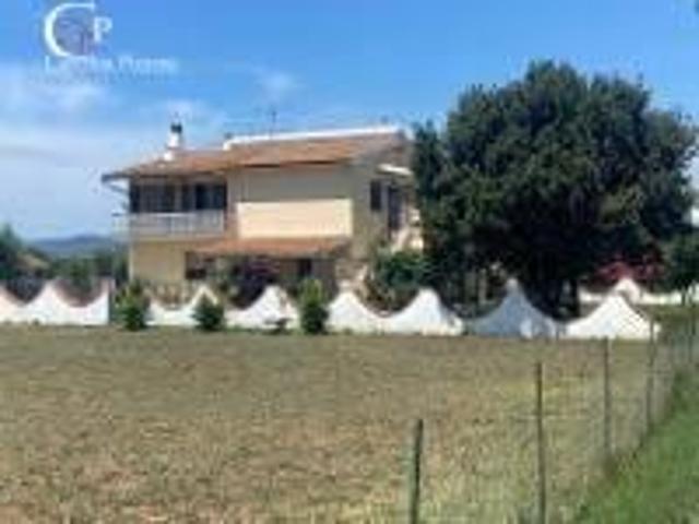 Villa 10 vani 350mq
