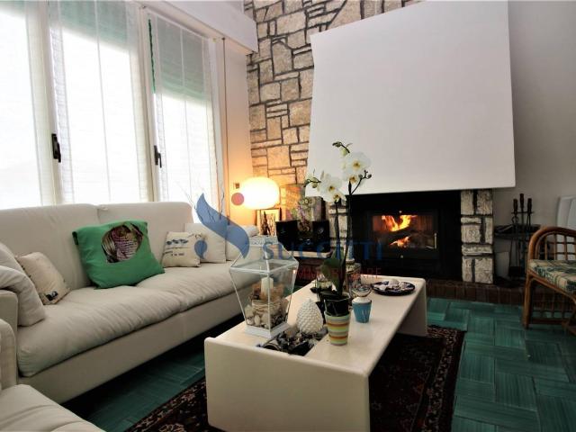 Villa 10 vani 300mq