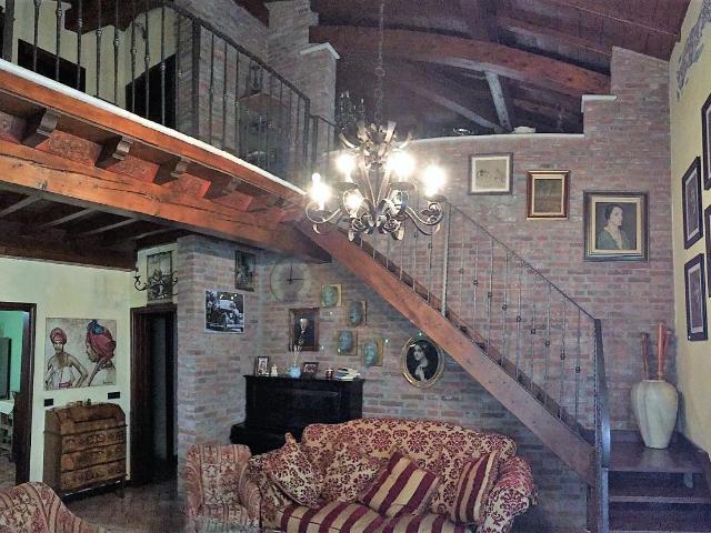 Villa 10 vani 300mq