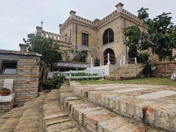 Villa 10 vani 500mq