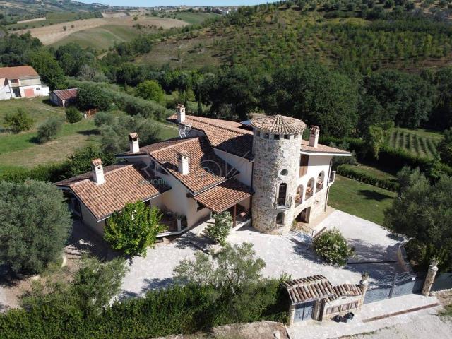 Villa 10 vani 500mq