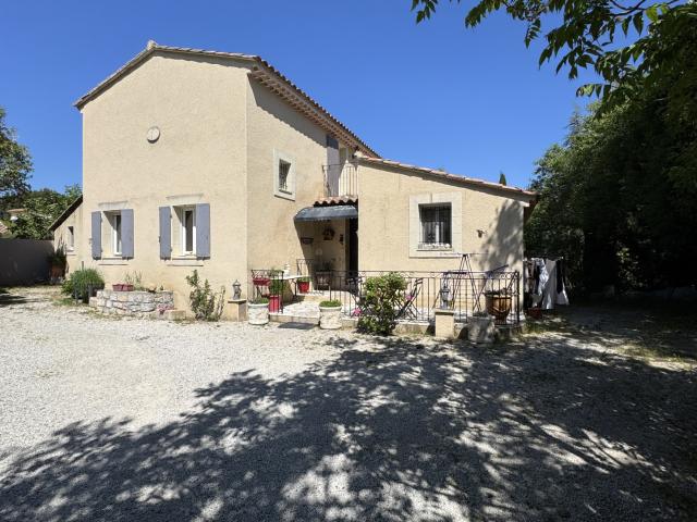 Villa 123 m2 Jardin clos piscinable Double garage Proche Vaison