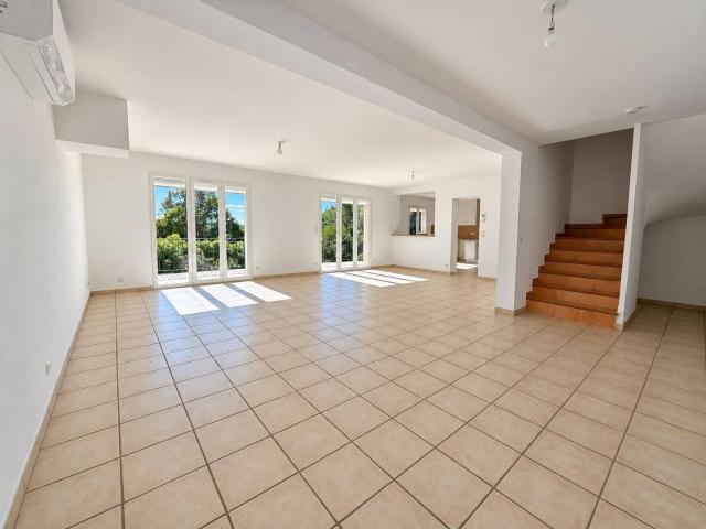 Villa 142 m² 4 chambres, grand terrain et garage