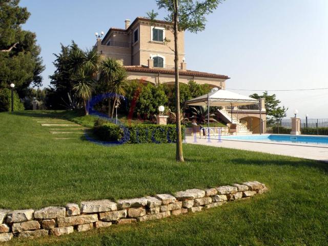 Villa 15 vani 600mq