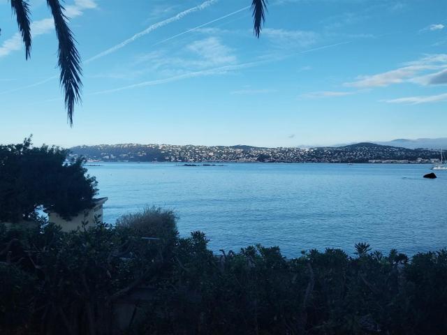 Villa 1ère ligne, Cap d'Antibes, face à la plage et au solei. 143m² Antibes