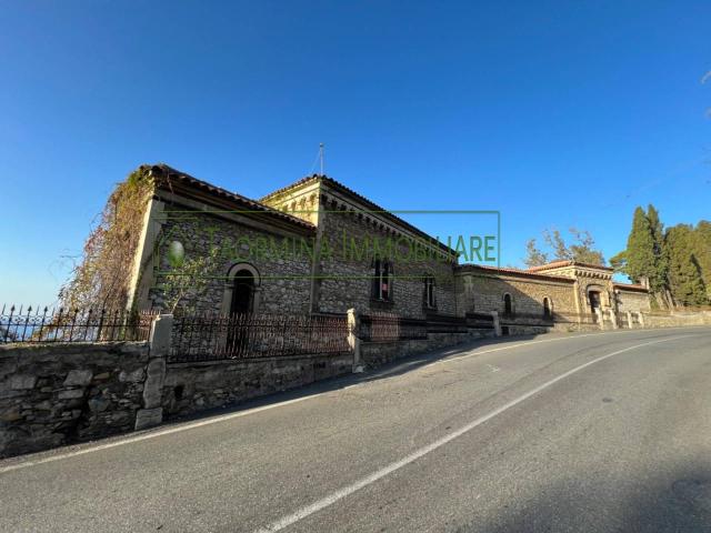 Villa 20 vani 950mq