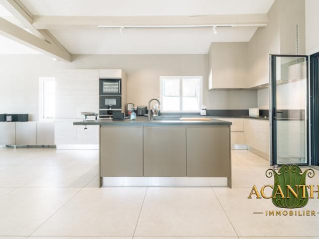 Villa 218M² sur terrain de 2271 m² dominant avec piscine