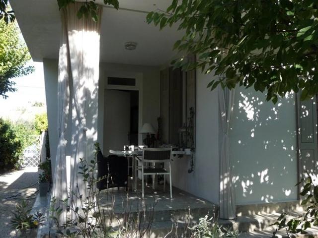 Villa 2 chambres, 1 Bureau,garage et terrain clos