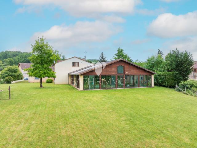 Villa 300 m2 avec piscine intérieure chauffée sur propriété de plus de 5400m2