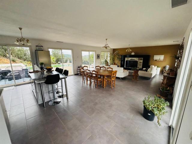 Villa 3 chambres sur 26000 m² terrain avec piscine 116m² Taradeau