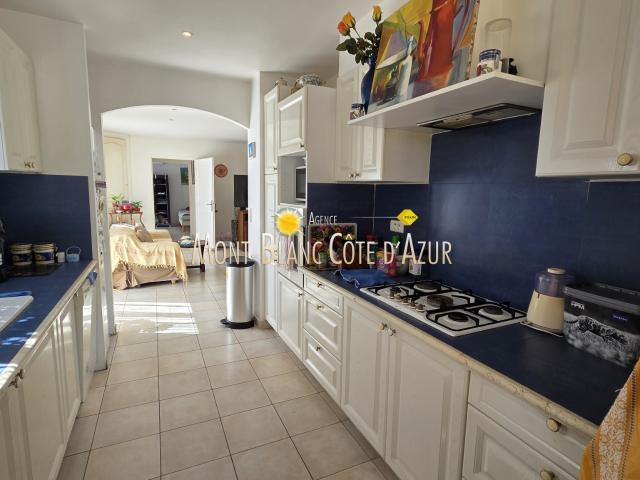 VILLA 3 CHAMBRES 100 M2 TERRAIN 824 M2 PROCHE CENTRE ET PLAGE