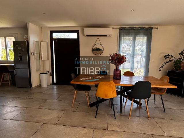 Villa 3 faces de plain pied avec 3 chambres et piscine