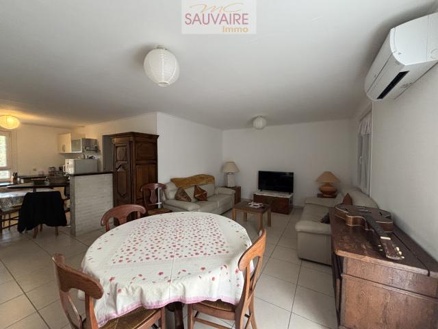 Villa 3 faces de plain pied avec jardin