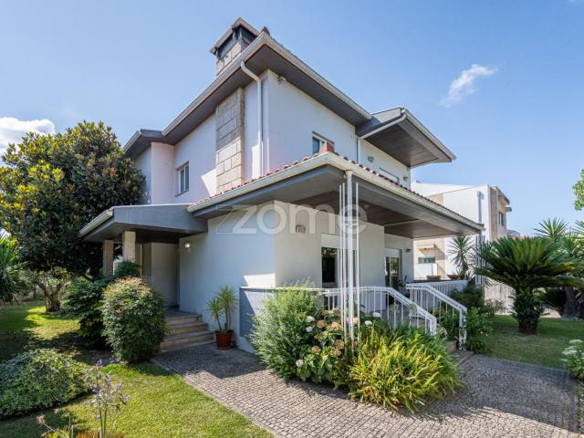 Villa 3 suítes com piscina em uma área tranquila perto do Rio do Prado!