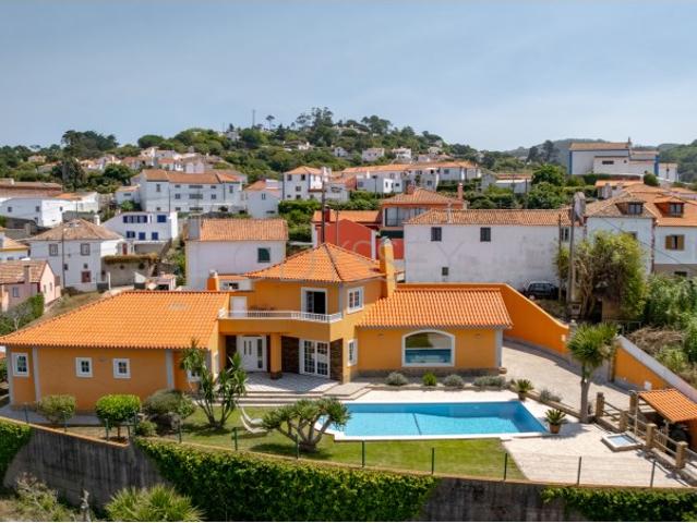 Moradia de 3 Quartos com Piscina e Vistas Panorâmicas sobre o Vale até ao Mar na Aldeia Histórica de Penedo