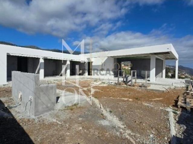 Villa T3 em Fase de Acabamentos com Piscina e Vista Mar Estreito da Calheta