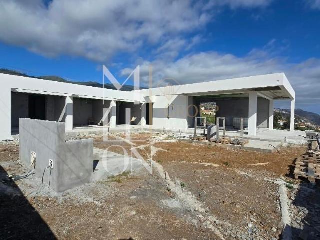 Villa T3 em Fase de Acabamentos com Piscina e Vista Mar — Estreito da Calheta