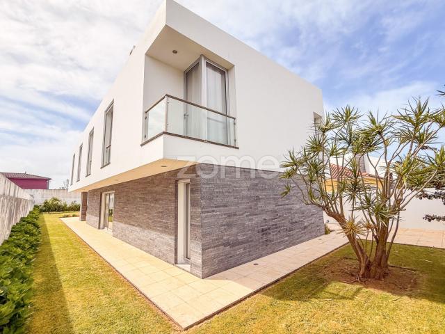 Villa T4 com garagem, entrada lateral e jardim em Pico da Pedra