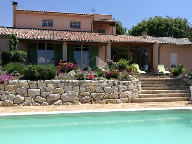 Villa T4 de 150 m² avec double garage, piscine et pool house. 147m² L'Escale