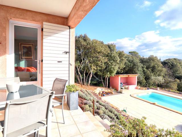 VILLA T4 LUMINEUSE AU CALME AVEC JARDIN DE 1300M2 PISCINE ET ATELIER