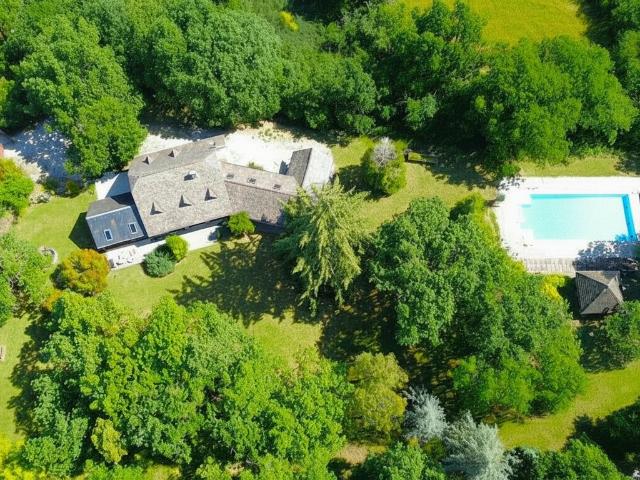 VILLA T5 + terrain 6365 m² + piscine int et ext 235m² Salles la Source