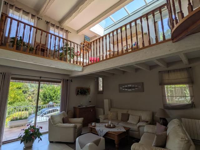 VILLA T5 de 133 m2 + piscine chauffée + double garage terrain de 1683 m2 CABRIES AIX en Provence