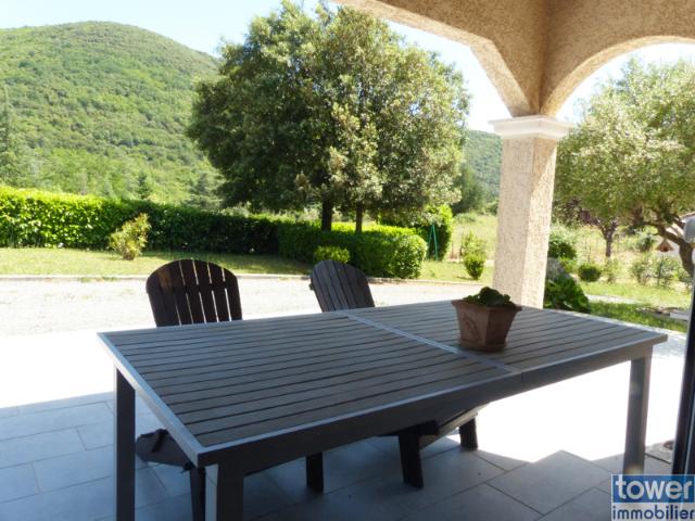 Villa T5 de plain pied sur grand terrain constructible dans