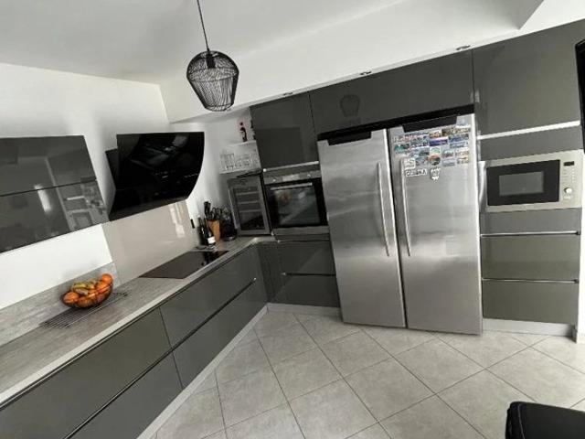 VILLA T5 PISCINE ENTIEREMENT MEUBLEE A L'ANNEE