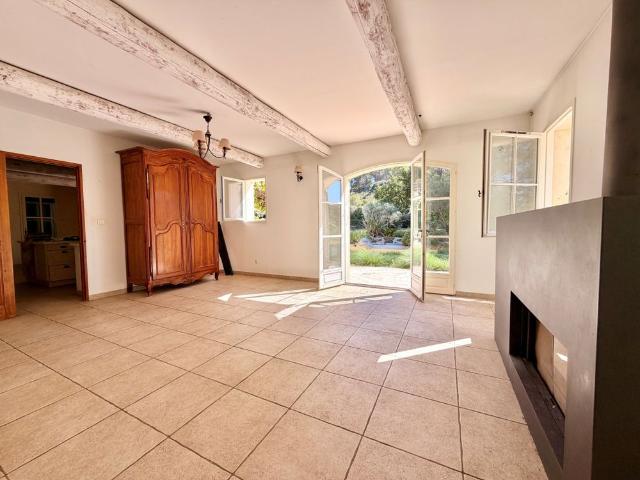 VILLA T6 AVEC PISCINE AU CALME A LOUER A VENTABREN