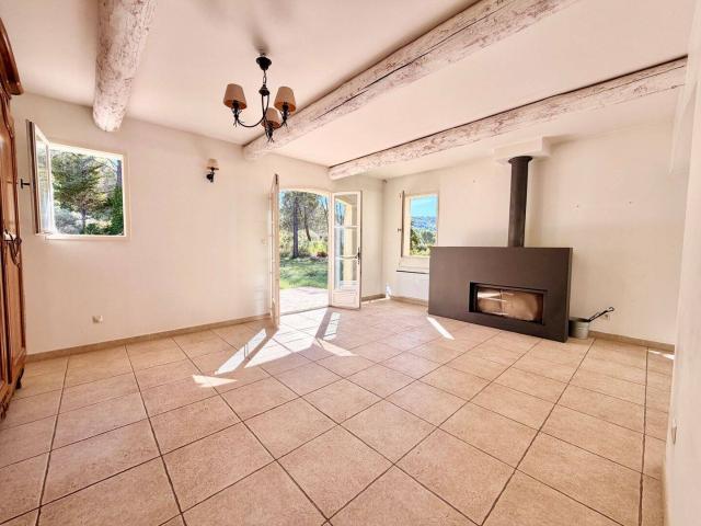 VILLA T6 AVEC PISCINE AU CALME A LOUER A VENTABREN