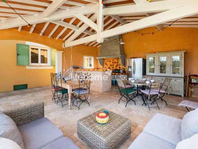 Villa T6 avec piscine, dépendance sur 1 hectare